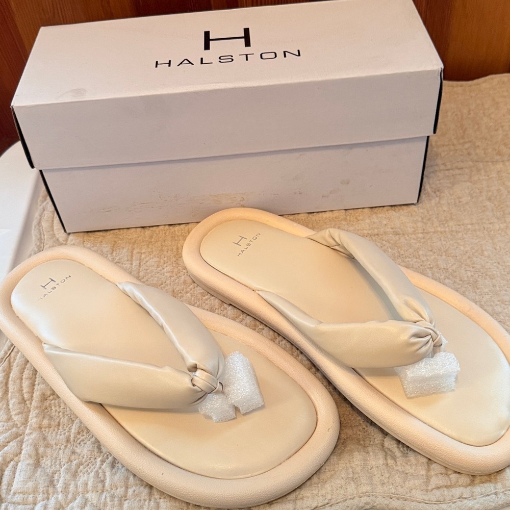 H Halston Women's Citizen Comfortable Flat Sandals 9